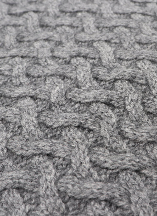 closeup image of yarns of the men's como basketweave cashmere crew neck sweater in light grey