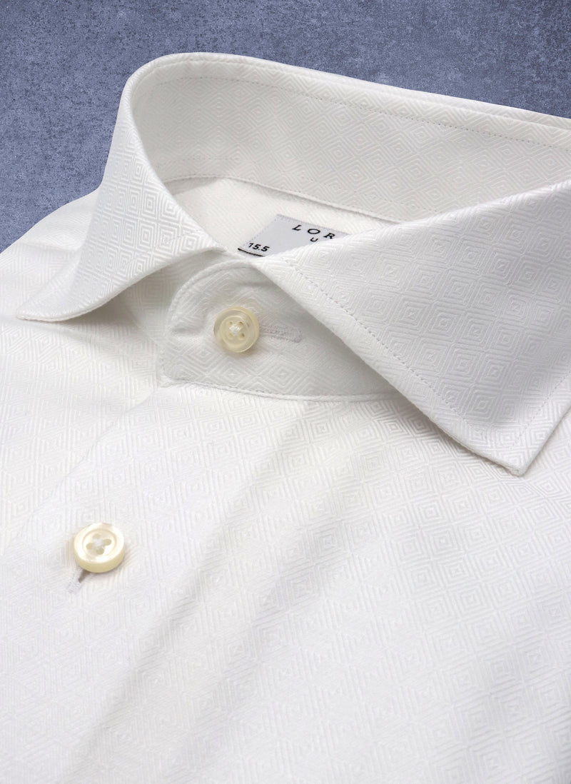 collar detail of white diamond print textured shirt