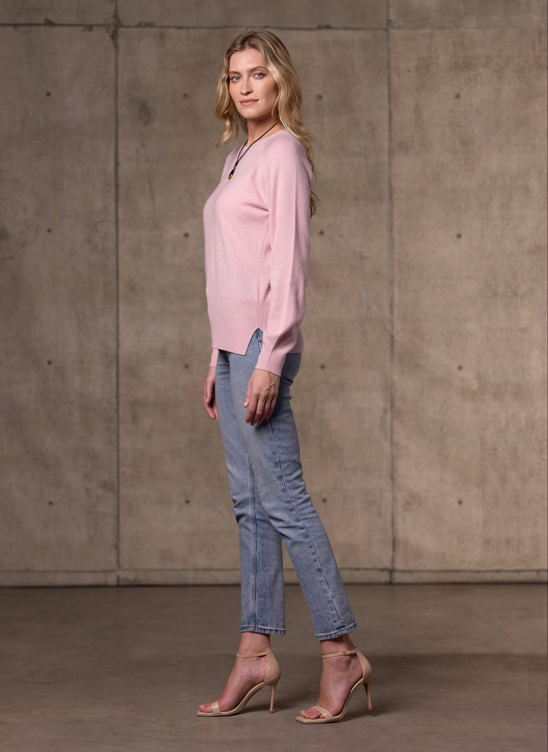 Women's Light Pink Cashmere Sweater With Jeans