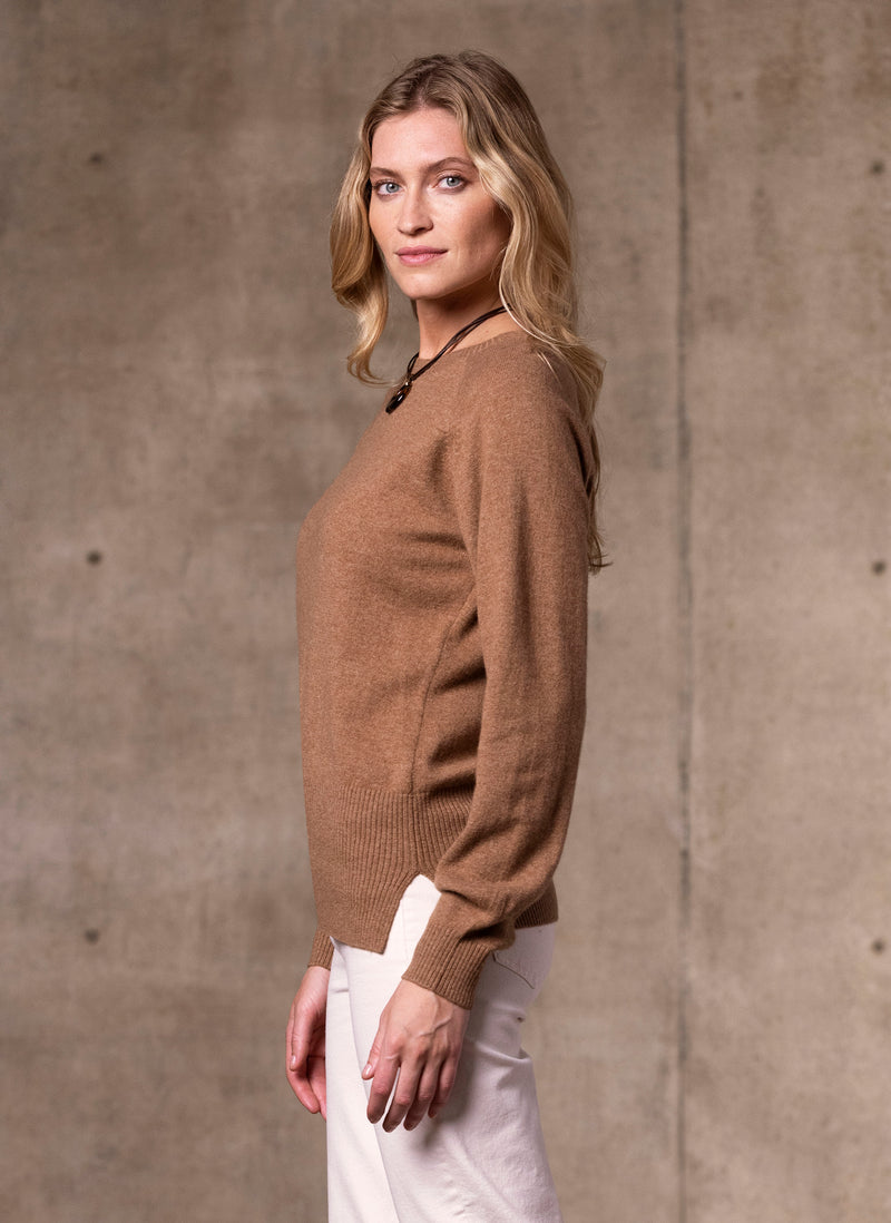 Side Women's Sofia Crew Neck Cashmere Sweater in Camel