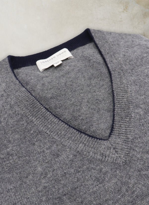 Men's Melbourne Contrast V-Neck Extra-Fine Pure Merino Wool Sweater in Charcoal