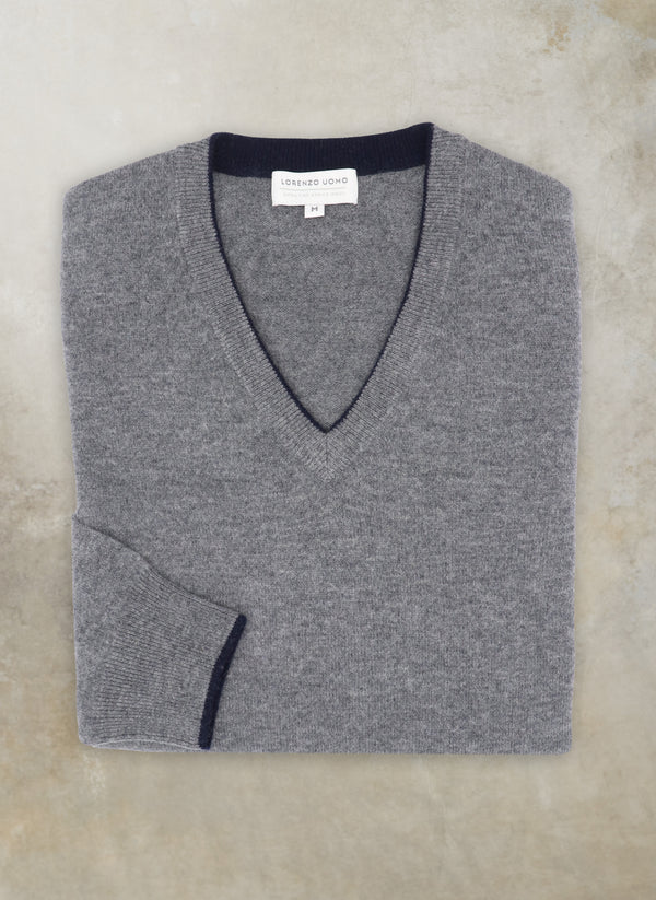 Men's Melbourne Contrast V-Neck Exra-Fine Pure Merino Wool Sweater in Charcoal