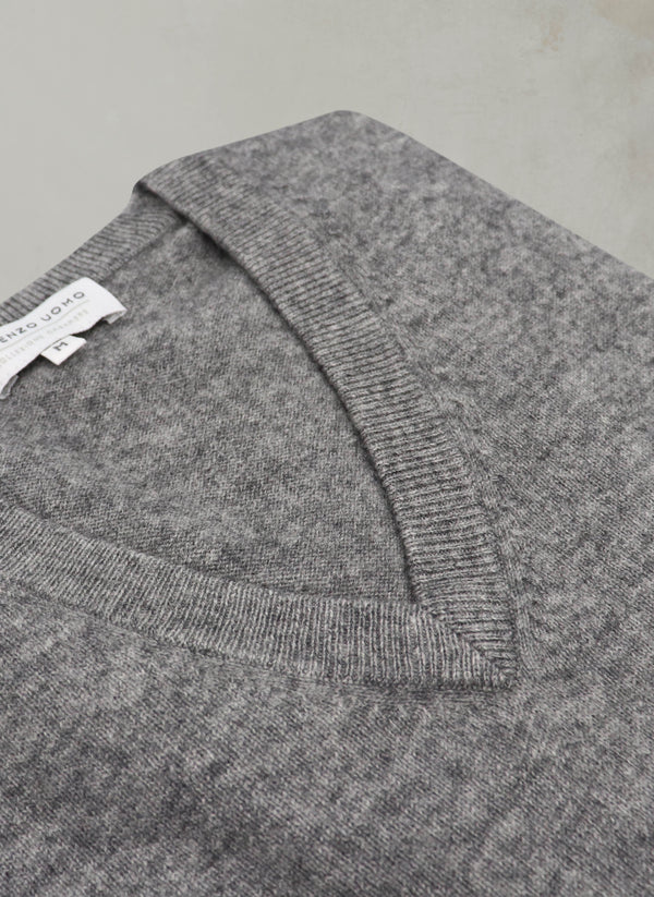 angle image of our cashmere v-neck sweater in light grey heather